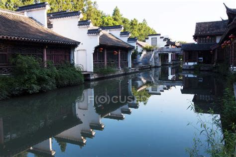 南京水街如何到達?亦可從其歷史背景、建築風格、人文景觀等角度進行探討。